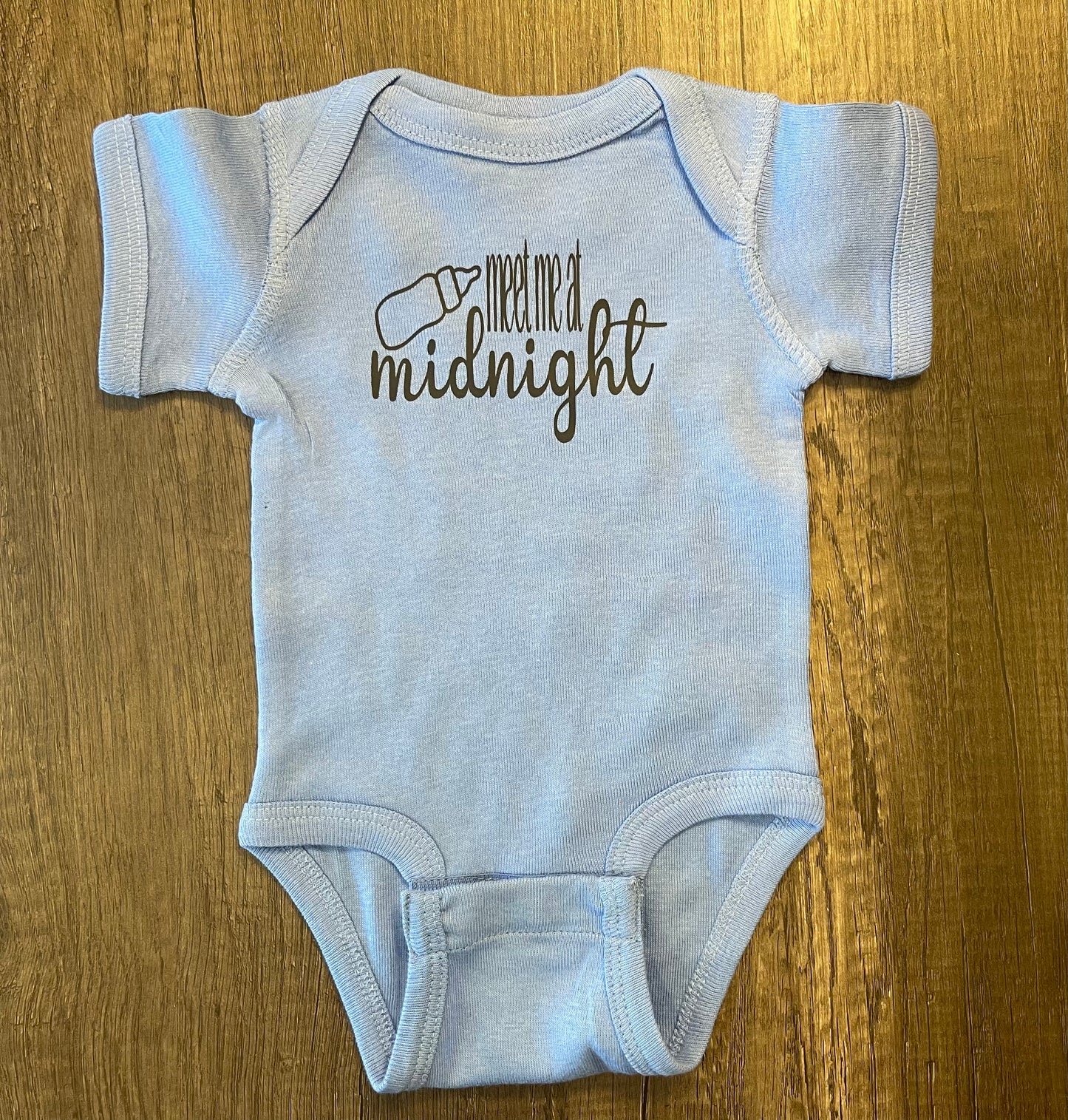 ENCONTRÉMONOS A MEDIANOCHE ONESIE
