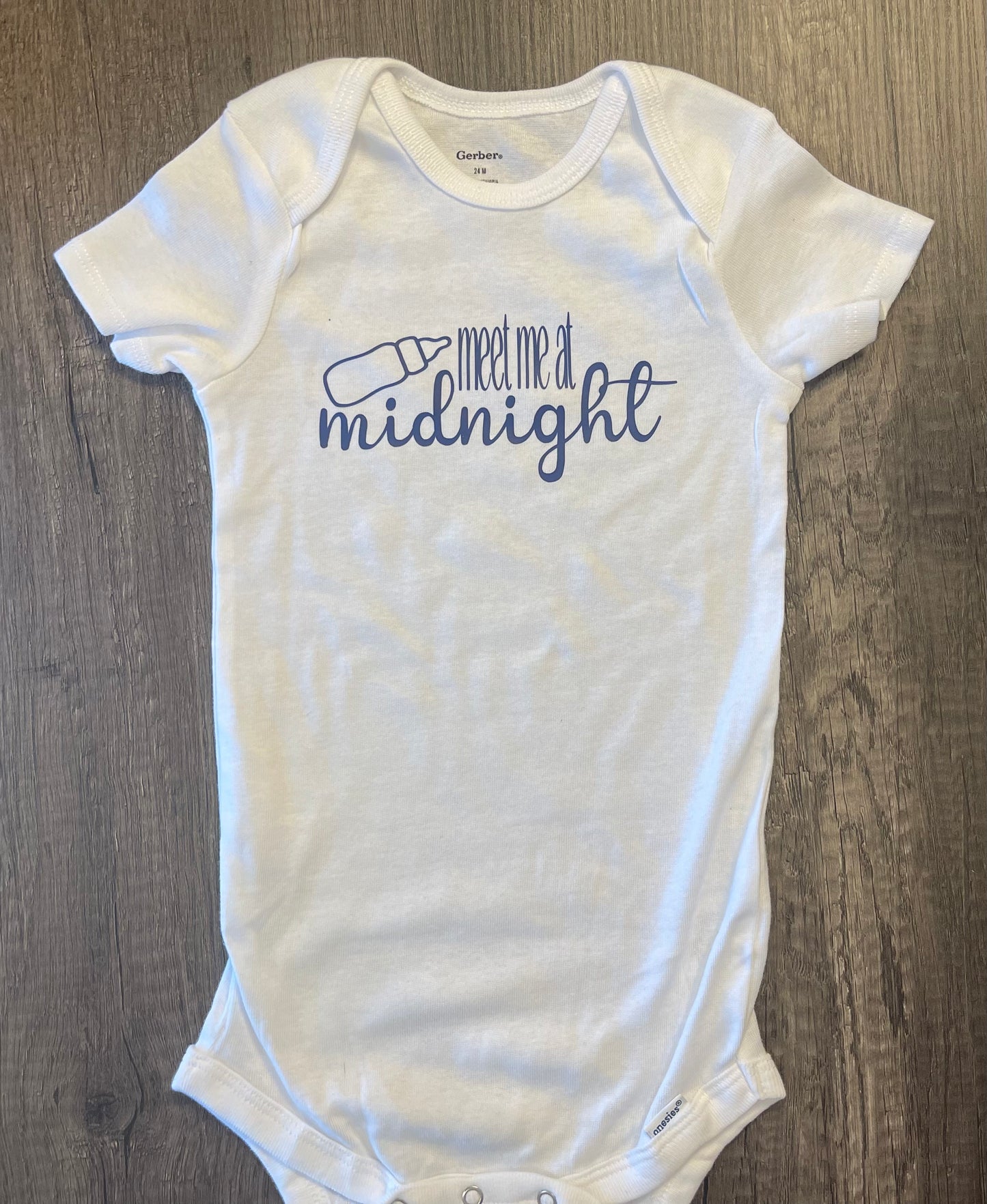 ENCONTRÉMONOS A MEDIANOCHE ONESIE