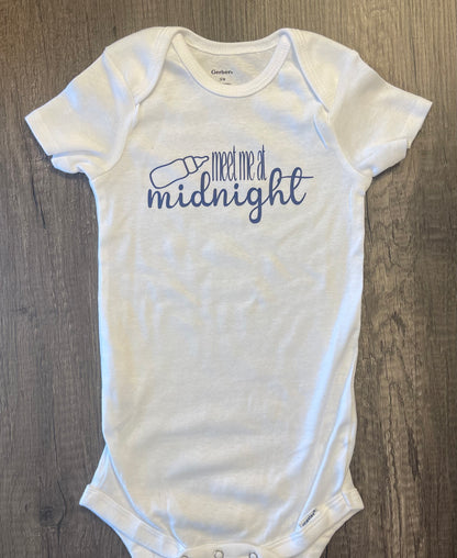 ENCONTRÉMONOS A MEDIANOCHE ONESIE