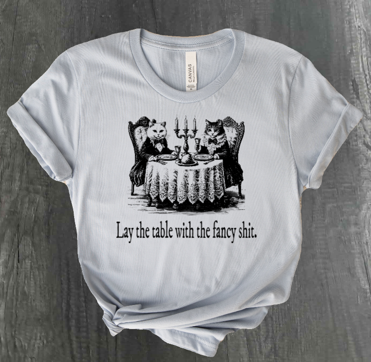 PON LA MESA CON LA CAMISETA DE GATOS FANCY SHIT