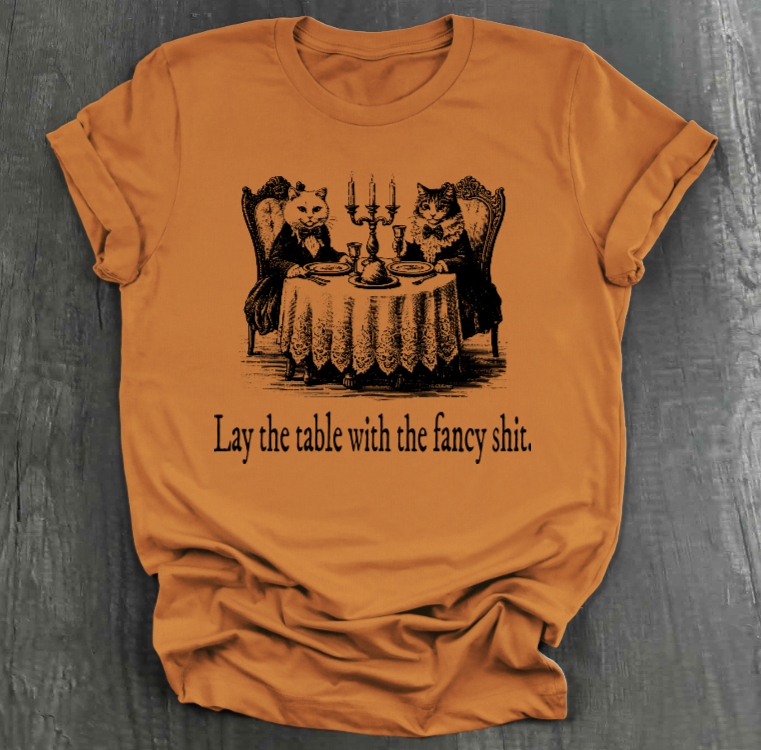 PON LA MESA CON LA CAMISETA DE GATOS FANCY SHIT