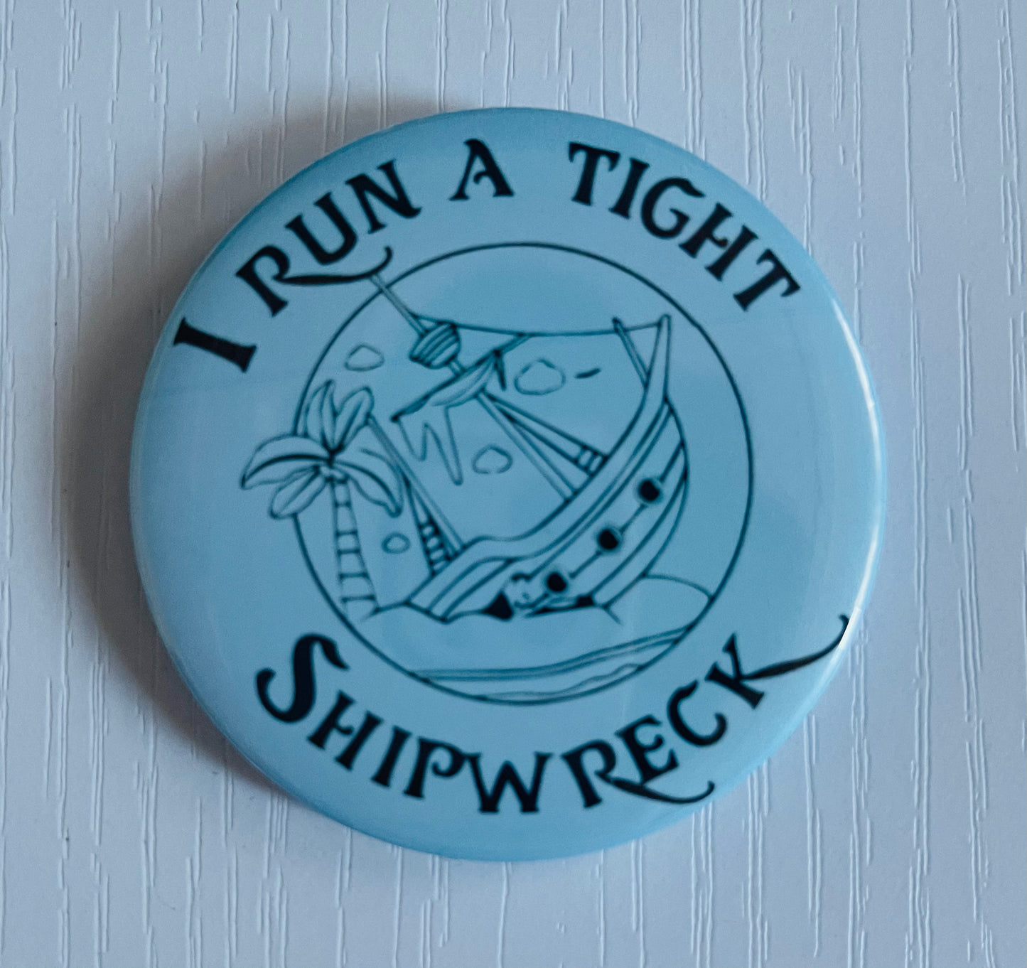 I RUN A TIGHT SHIPWRECK BUTTON/MAGNET